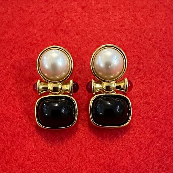 Joan Rivers Jewelry - Joan Rivers Vintage Signed Elegant Gold w/ Faux Pearl and Onyx Clip Earrings